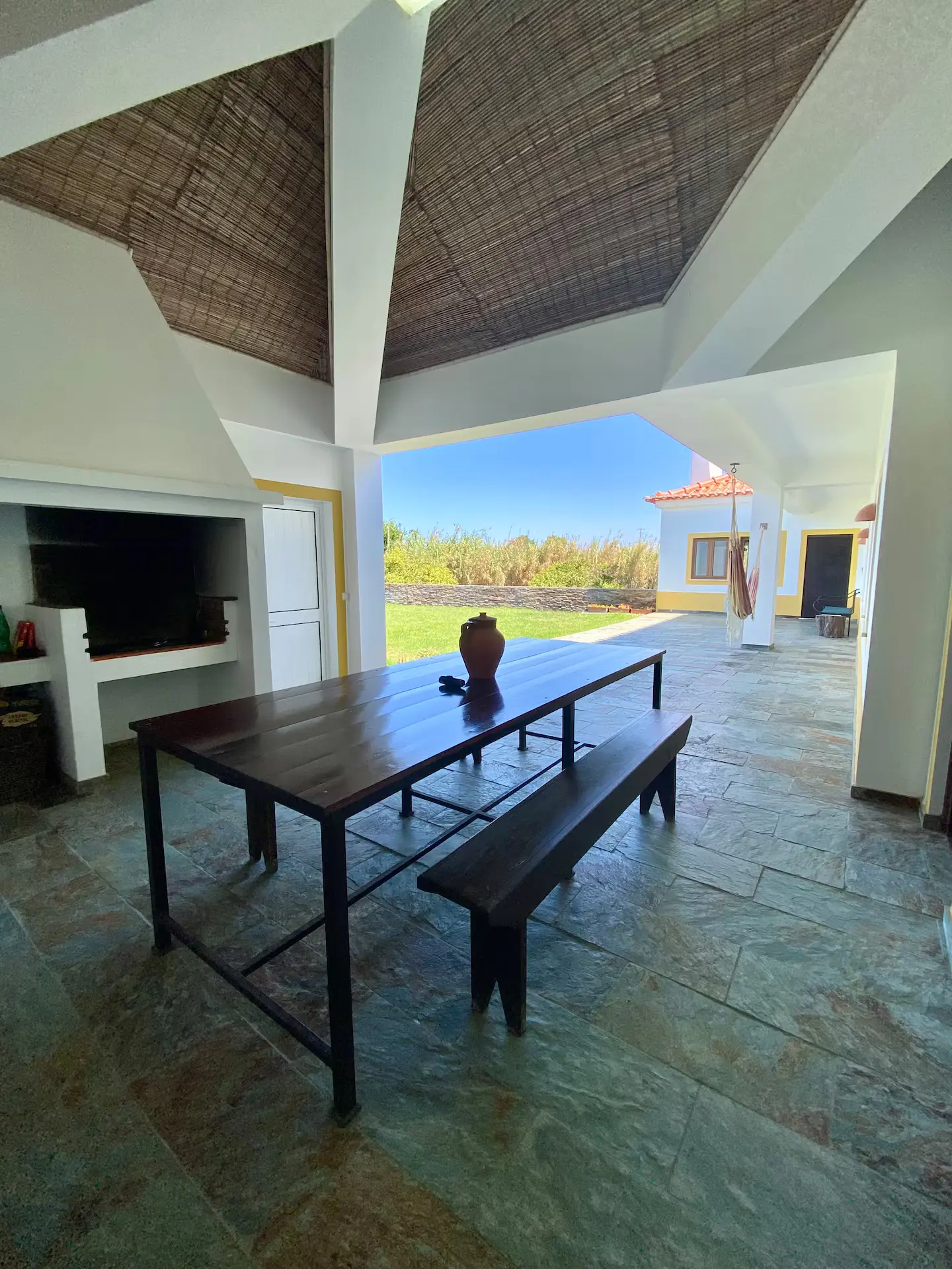 Área de churrasqueira exterior da Quinta dos Citrinos para jantares ao ar livre