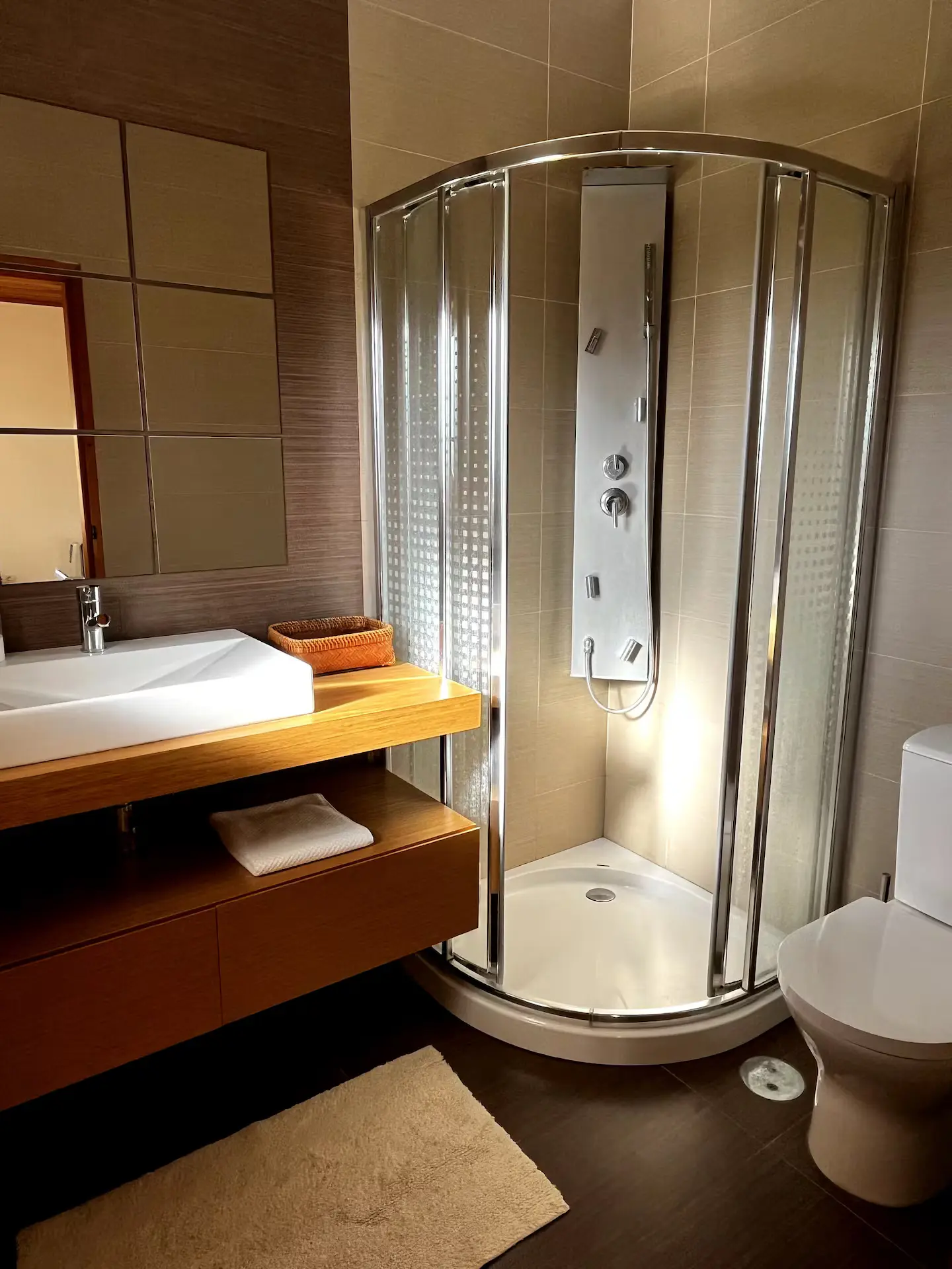 Duche da casa de banho da suite