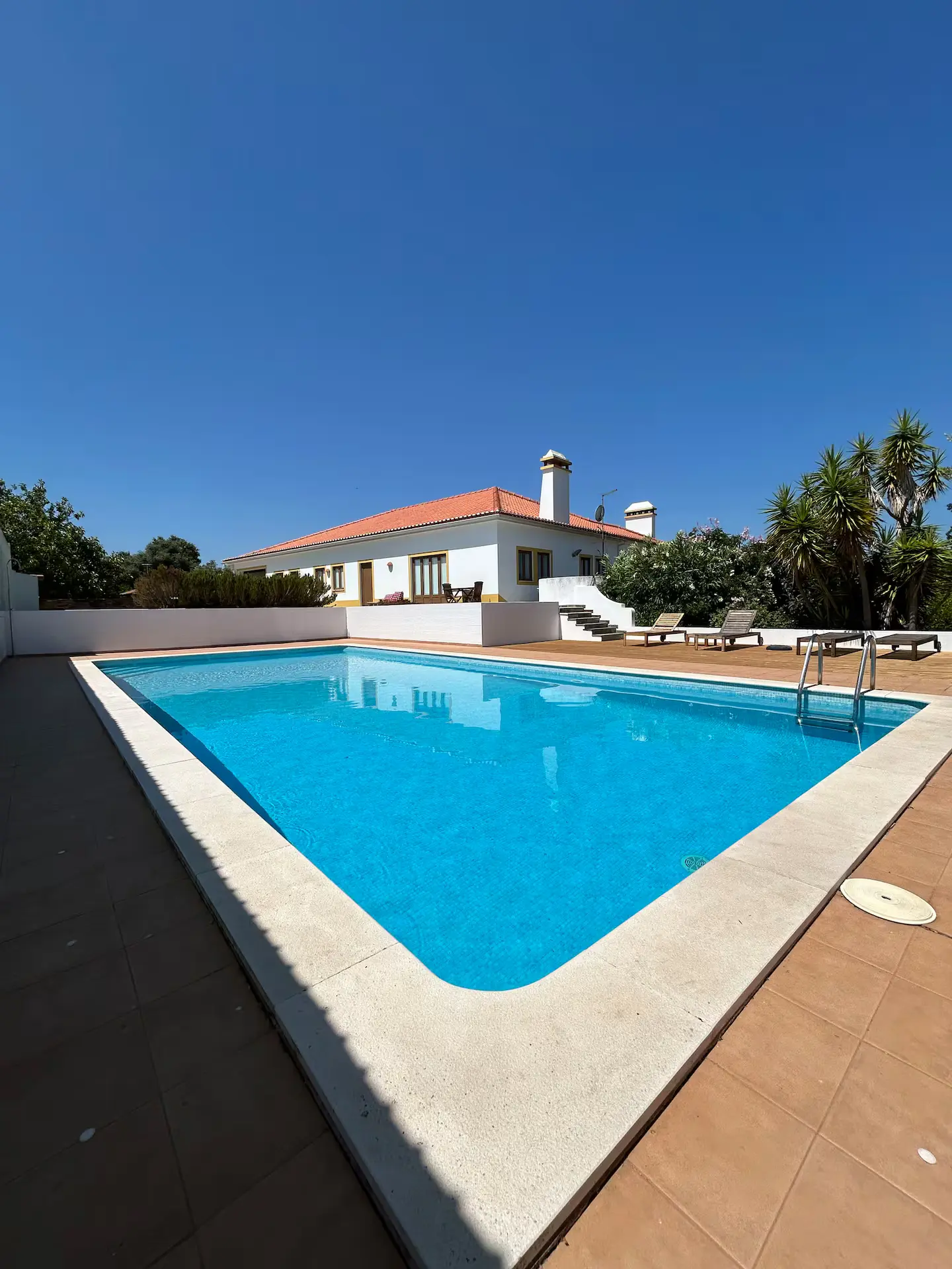 Vista exterior da Quinta dos Citrinos ao pôr-do-sol, casa de férias no Alentejo