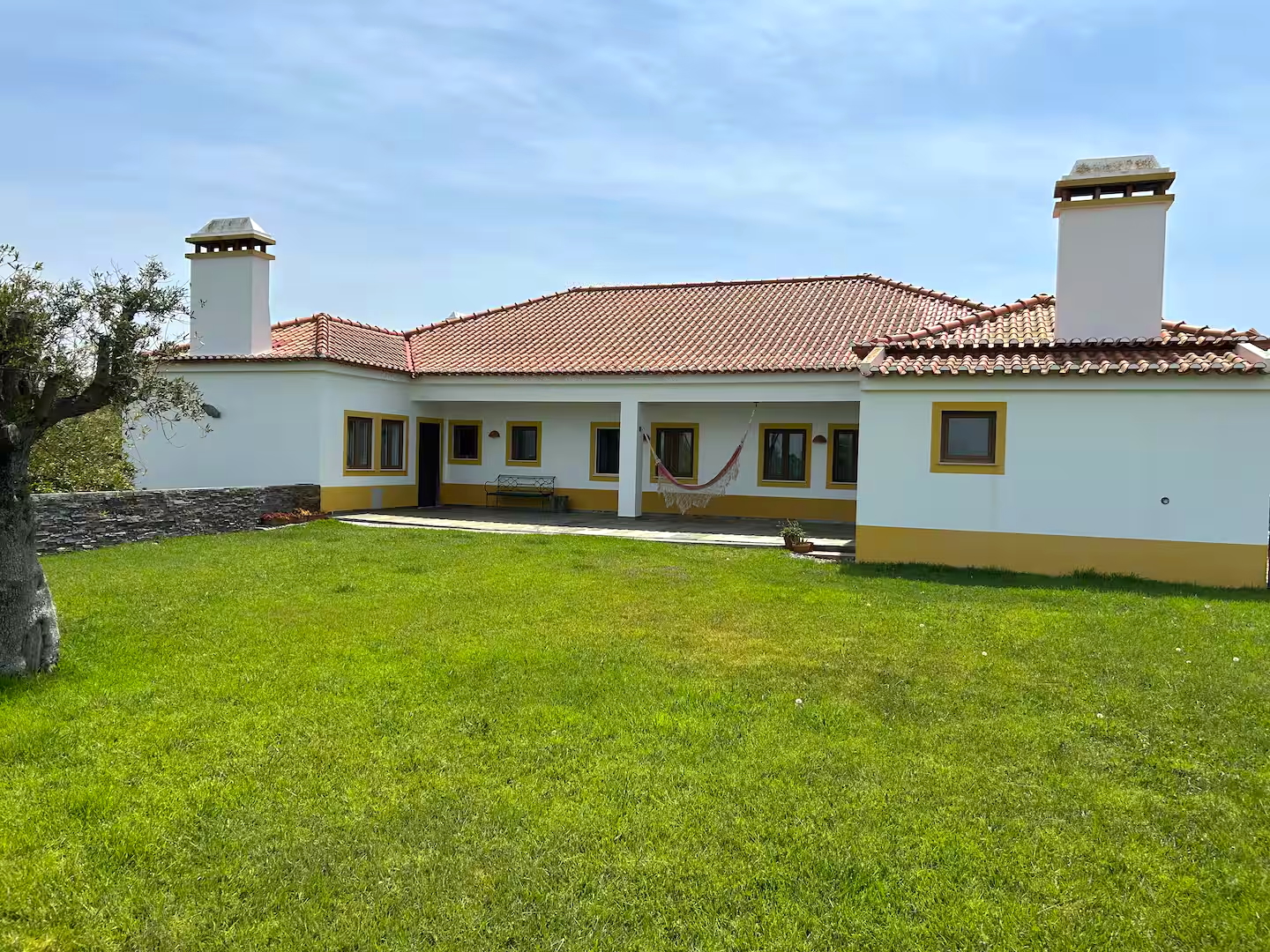 Quintal e jardim da Quinta dos Citrinos com oliveiras e citrinos no Alentejo