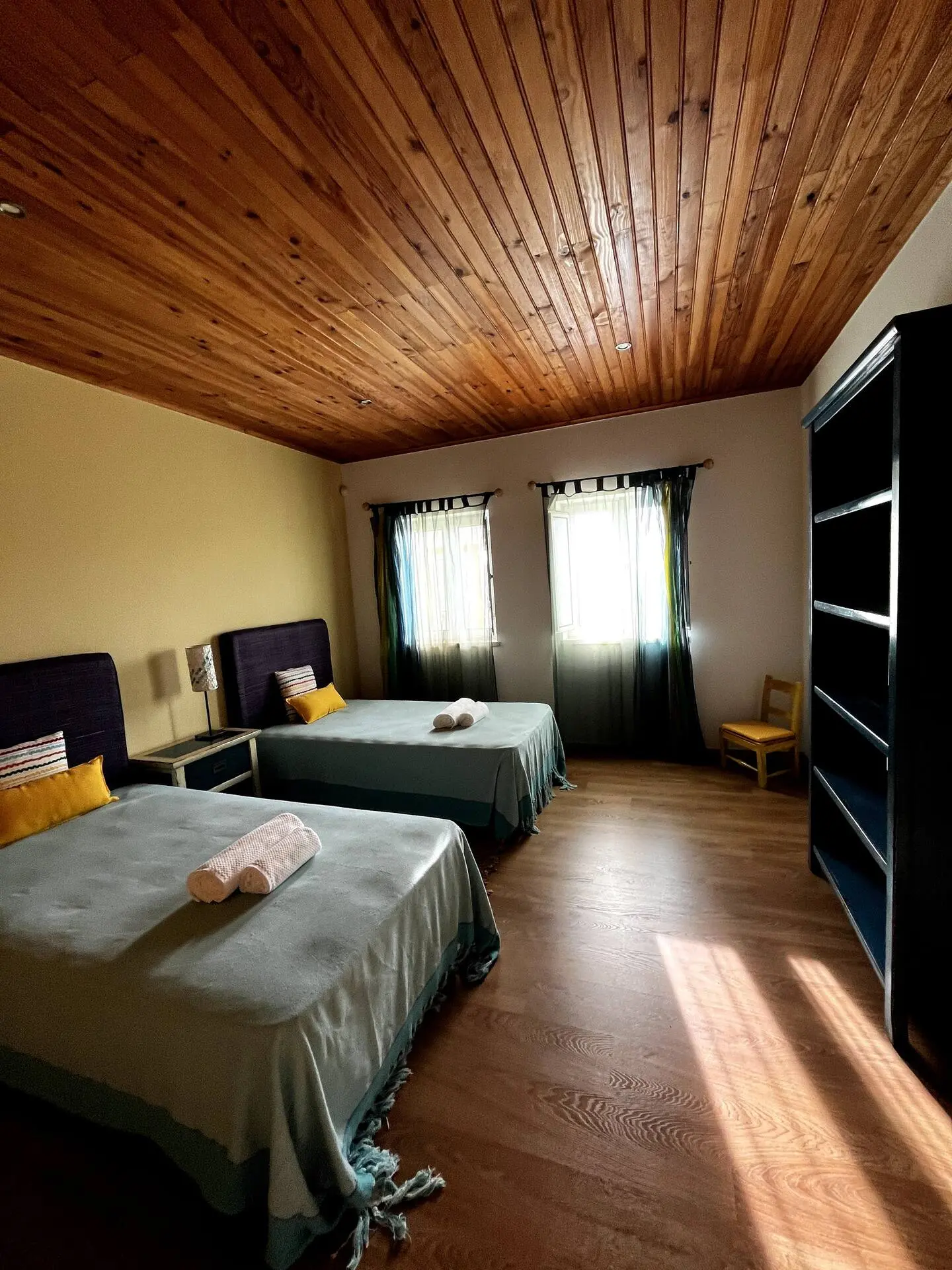 Quarto individual com duas camas