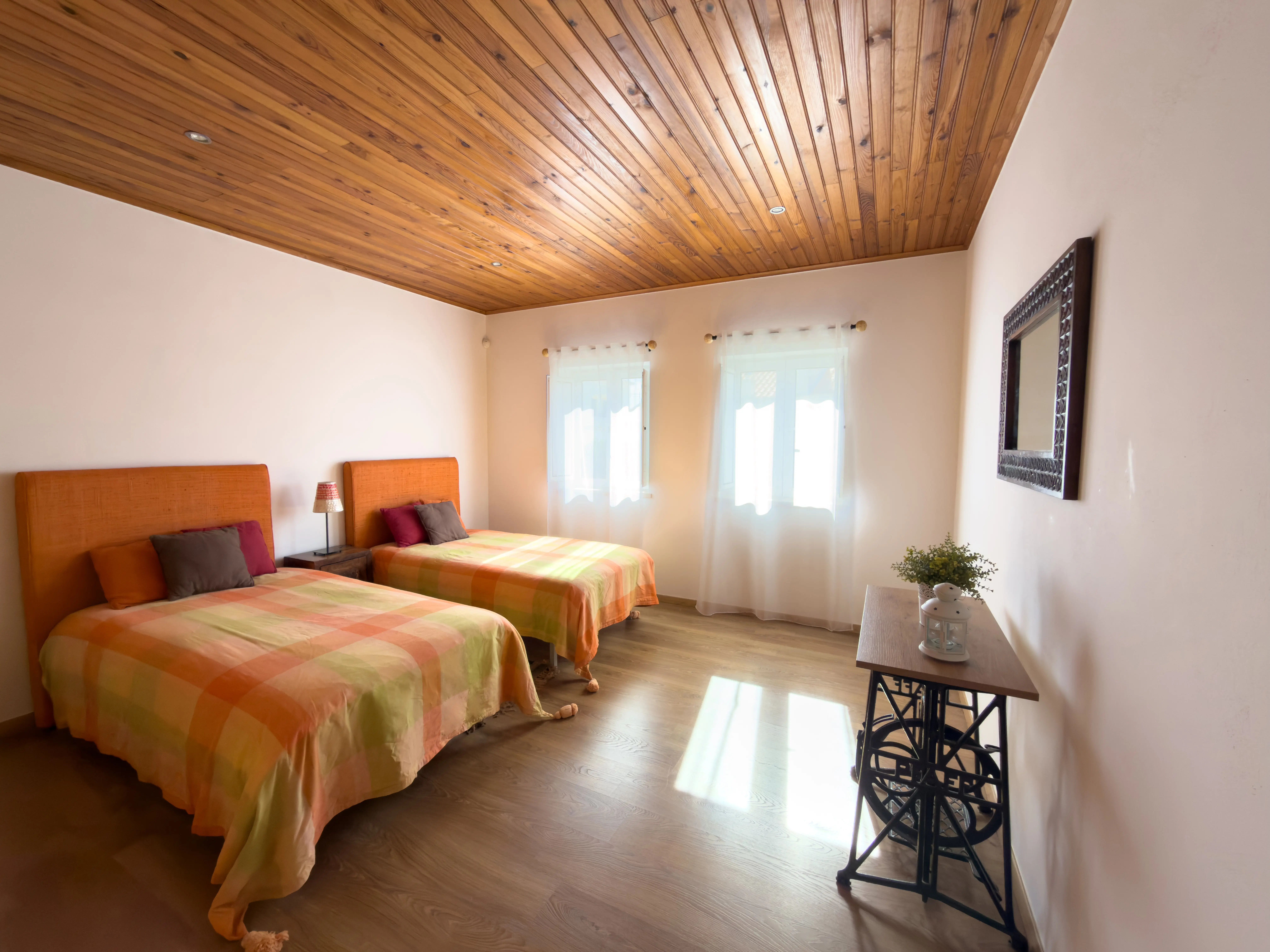 Quarto individual da Quinta dos Citrinos com mesa de costura antiga e ambiente acolhedor