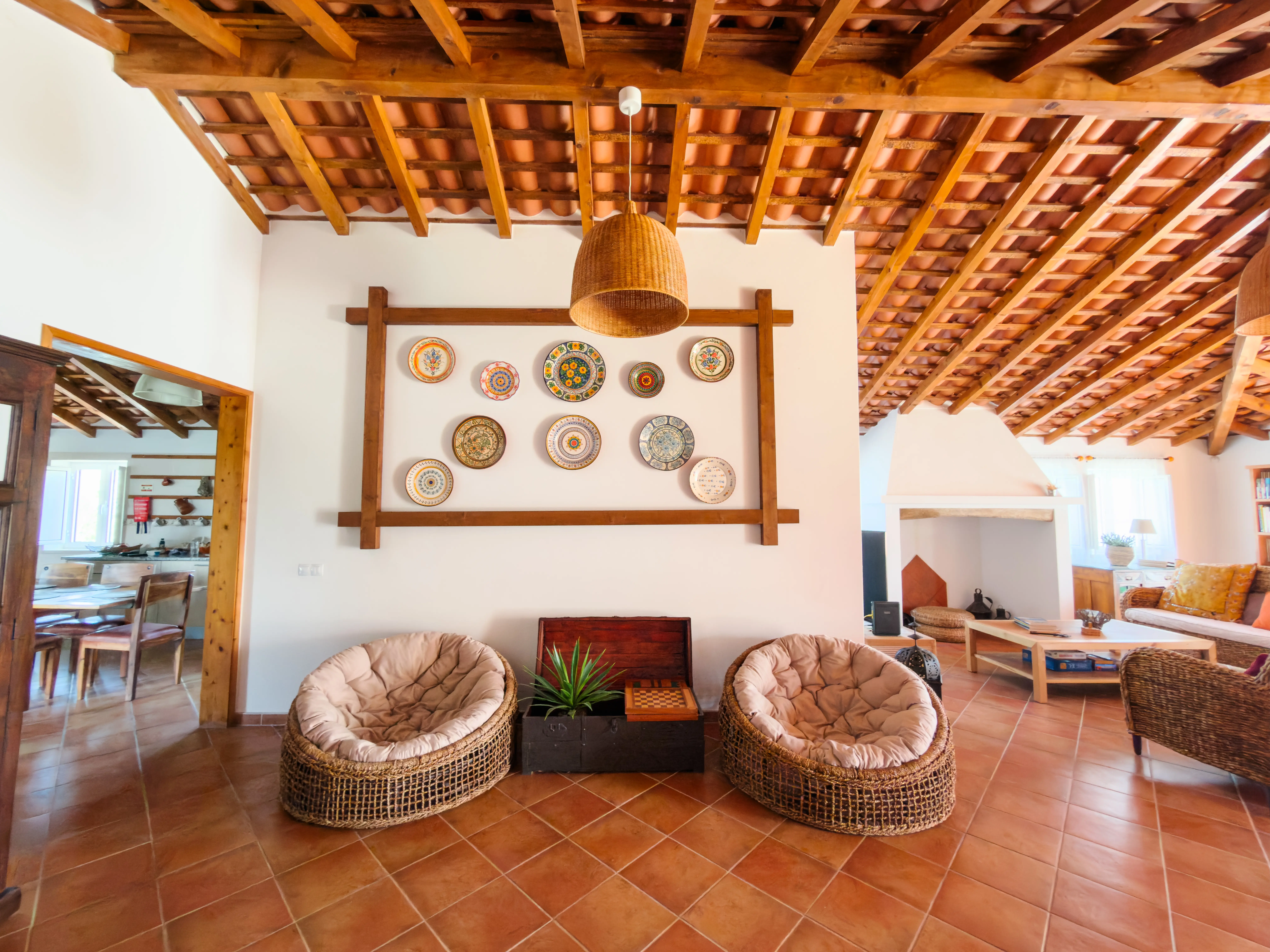 Sala de estar da Quinta dos Citrinos com sofás e decoração acolhedora alentejana